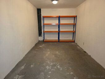 V ponuke prenájom uzamykateľnej garáže s rozmermy 5,7 x 2,85