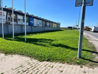Prenajmem cast pozemku cca 300m2 na vystavenie aut, techniky