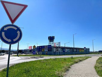 Prenajmem cast pozemku cca 300m2 na vystavenie aut, techniky
