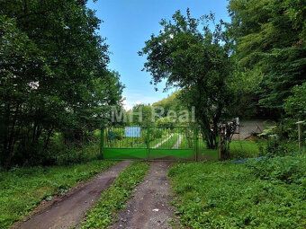 MH Real Vám ponúka na predaj chatku s pekným rovinatým pozem