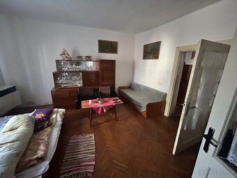 Ponúkam na predaj starší rodinný dom s veľkým pozemkom až 12