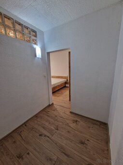 Ponúkam na dlhodobý prenájom príjemný 2,5-izbový byt o výmer