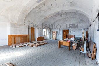 ERDIAMO ponúka NA PREDAJ nádherný barokový kaštieľ z 18. sto