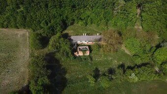 Ponúkame na predaj priestranný pozemok v malebnom a pokojnom