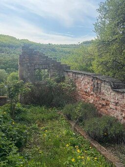 Ponúkame na predaj priestranný pozemok v malebnom a pokojnom