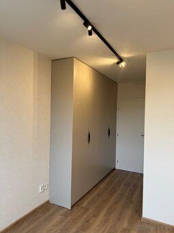 Ponúkam na prenájom slnečný 2-izbový byt s dvomi garážovými 