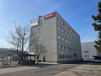 Ponúkame na prenájom moderné kancelárske priestory v dvoch z