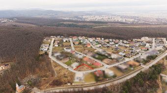 Typ: Pozemok pre rodinné domy Ulica: Macáková Obec: Košice-L