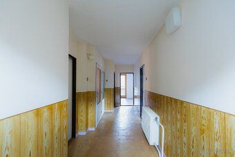 Ponúkame na predaj dvojpodlažný murovaný rodinný dom v obci 