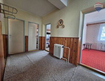 RE/MAX vám exkluzívne ponúka na predaj priestranný rodinný d