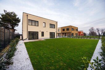 Ponúkame Vám na predaj novostavbu ôsmich 5-izbových rodinnýc