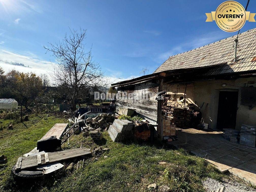 Ponúkame Vám na predaj slnečný pozemok s pôvodným kamenným d