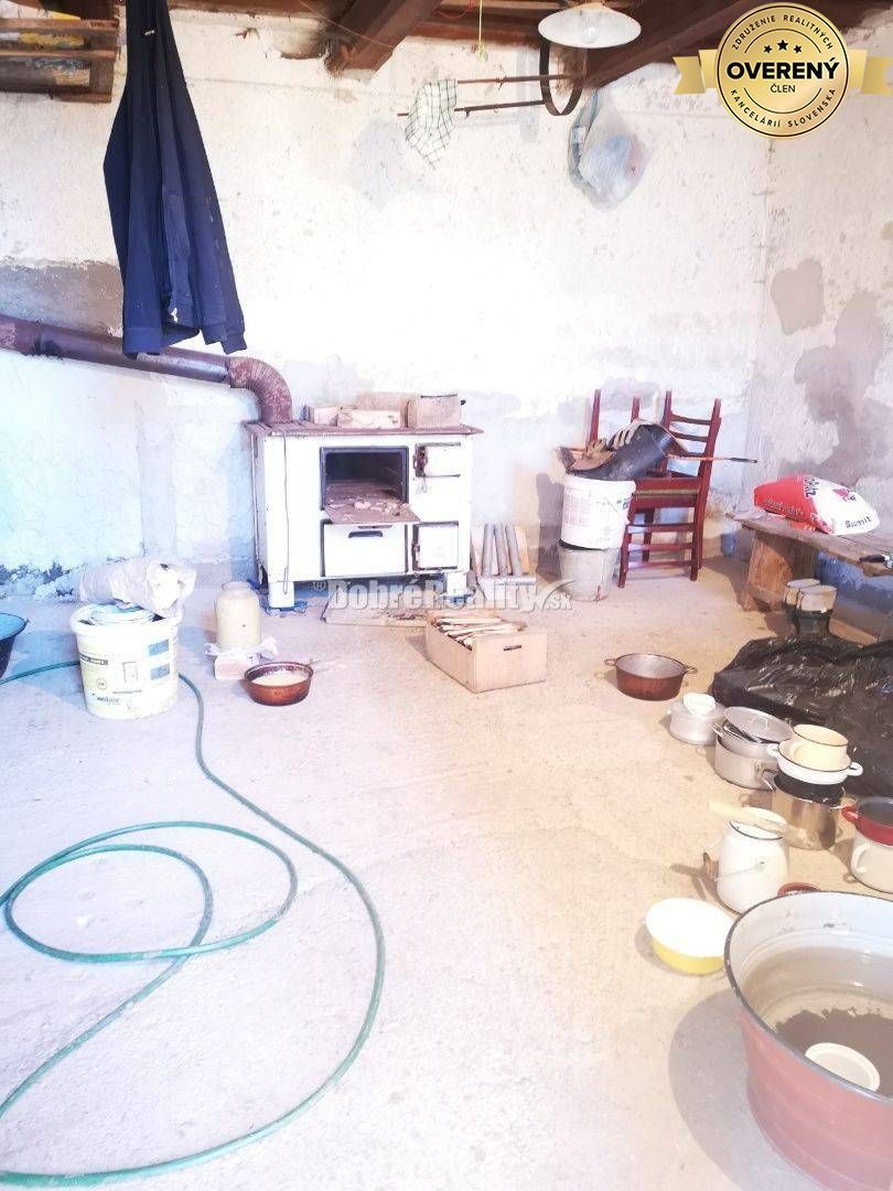 Ponúkame Vám na predaj slnečný pozemok s pôvodným kamenným d