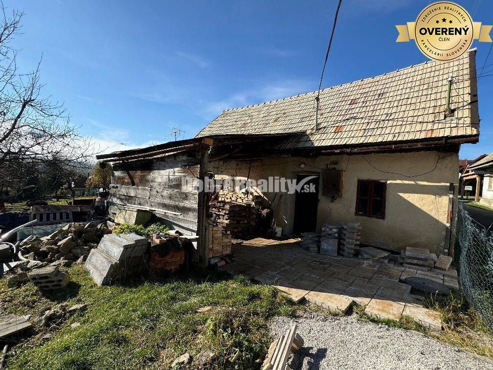 Ponúkame Vám na predaj slnečný pozemok s pôvodným kamenným d