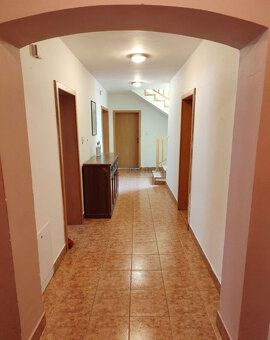 Ponúkam na predaj komfortný a priestranný 7-izbový rodinný d