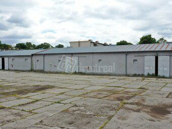 SKLADOVACIE PRIESTORY 1000 m2 + 700 m2, PRÍPADNE CELÝ POĽNOH