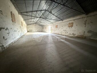 SKLADOVACIE PRIESTORY 1000 m2 + 700 m2, PRÍPADNE CELÝ POĽNOH