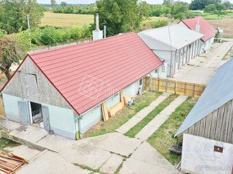 RODINNÁ FARMA S FUNKČNÝM MALOKAPACITNÝM BITÚNKOM SO ZARIADEN