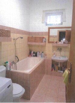 Popis nehnuteľnosti: Ponúkame na predaj starší rodinný dom s
