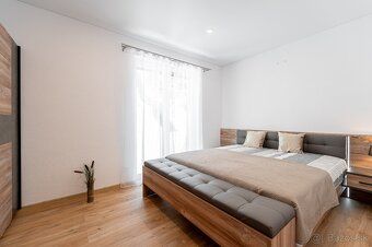 Ponúkame na predaj moderný dvojpodlažný samostatne stojaci, 