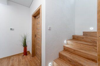 Ponúkame na predaj moderný dvojpodlažný samostatne stojaci, 