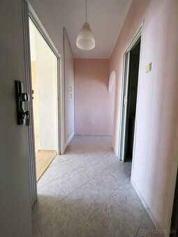 Ponúkame Vám na predaj tento slnečný 2 izbový byt s loggiou 
