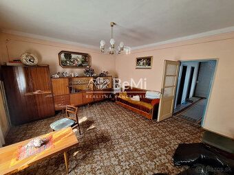 Ponúkame na predaj priestranný rodinný dom v tichej časti me