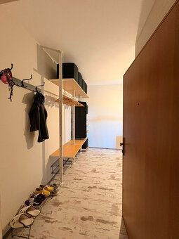 Ponúkame na prenájom pekný priestranný 1-izbový byt s veľkou