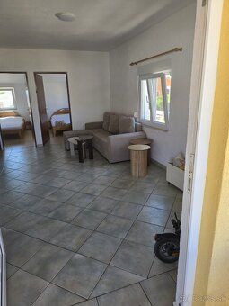 DADOT ponúka na predaj 3 izbový apartmán na ostrove Vir.
Roz