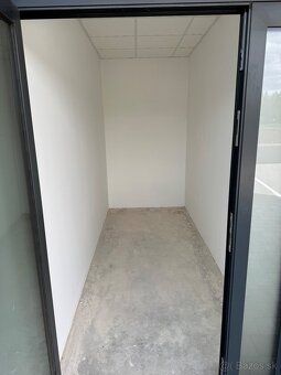 Ponúkame na prenájom nový obchodný/pracovný priestor v moder