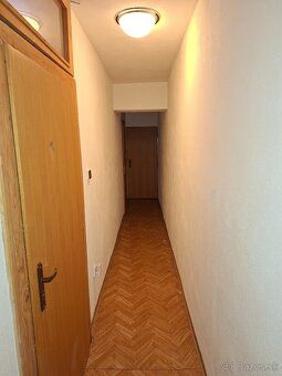 Prenajmeme samostatnú izbu v podkroví na Obchodnej ulici v B