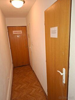 Prenajmeme samostatnú izbu v podkroví na Obchodnej ulici v B