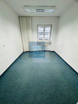 Ponúkame na prenájom menšie kancelárske priestory v bytovom 