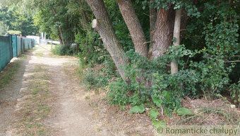 Rovinatý, oplotený pozemok nepravidelného tvaru na predaj, n