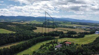 Ponúkame na predaj mierne svahovitý pozemok o celkovej výmer