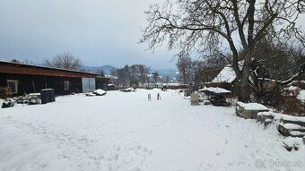 Celkova vymera vratane zastavanej plochy 2574m2 !!!!
Siroke 