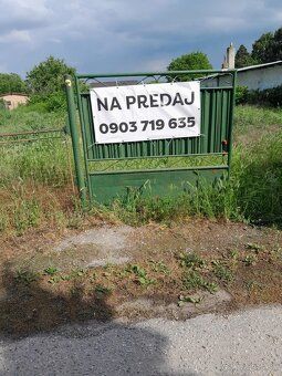 Pozemok je krásny, priestranný, slnečný. Je situovaný v tich