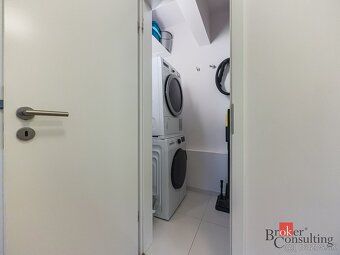 Ponúkame na prenájom priestranný, svetlý a nadštandardne zre