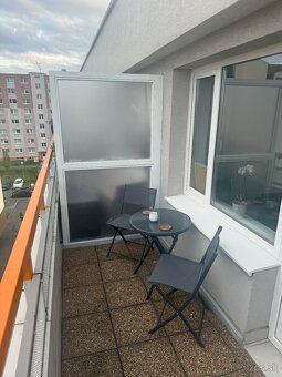 Tento apartmán má spálňu (1), obývaciu izbu, kompletne vybav