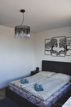 Tento apartmán má spálňu (1), obývaciu izbu, kompletne vybav