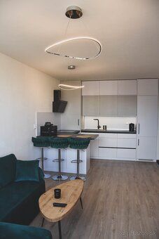 Tento apartmán má spálňu (1), obývaciu izbu, kompletne vybav