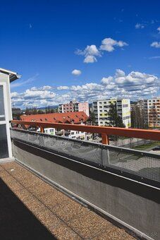 Tento apartmán má spálňu (1), obývaciu izbu, kompletne vybav