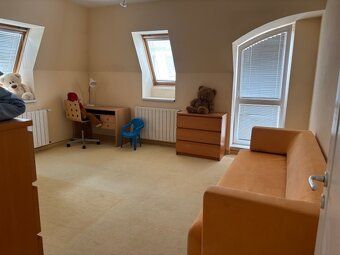 Prenajmeme slnečný 120m2, 4-izbový byt v tichej časti centra