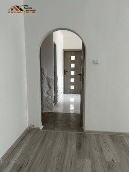 Ponúkame vám na predaj krásny 3-izbový byt s balkónom. Byt p
