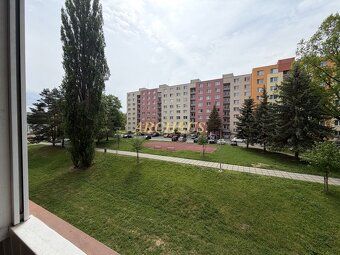 Ponúkame vám na predaj 2-izbový byt s loggiou, šatníkom a pi