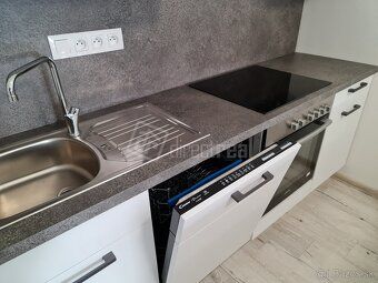 Moderný, veľmi pekný 2 izbový byt s terasou v centre mesta G