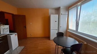 Ponúkam na predaj 1 izbový byt v centre mesta Senica.
Byt sa