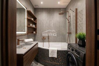 Ponúkame na predaj priestranný 2-izbový byt s výmerou 63 m²,