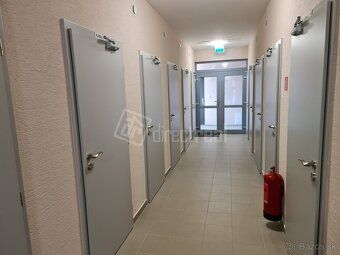 Moderný 2 izbový zariadený byt s balkónom a parkovacím státí