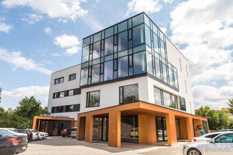 Moderná budova s vlastným parkoviskom a bezbariérovým prístu